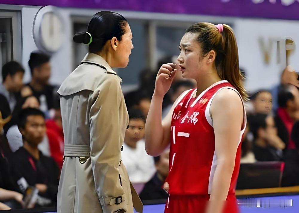 最近传李梦签上海女篮？纯瞎扯！不少球迷盼着李梦换队看新鲜，结果人家拒绝W