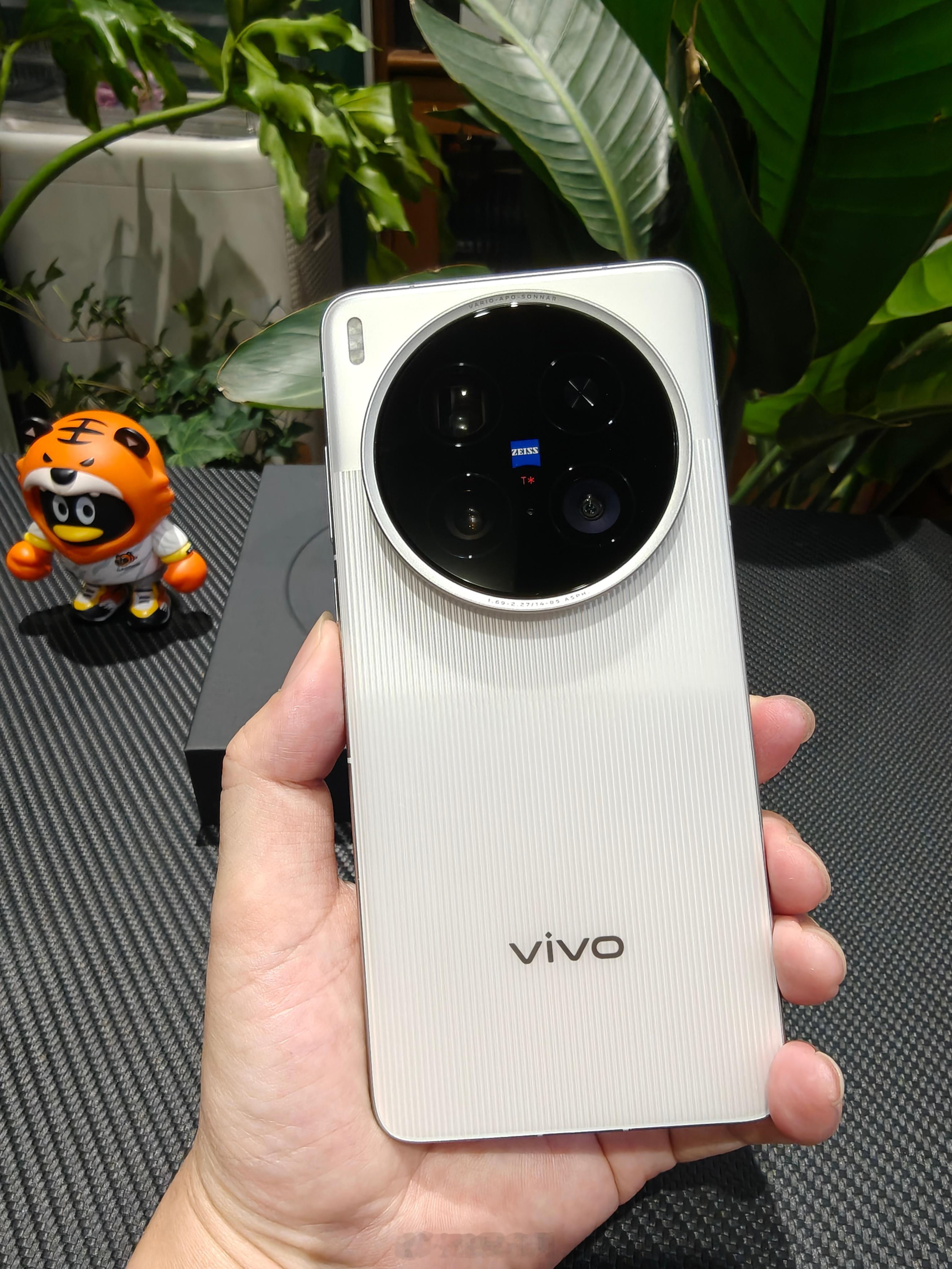 换新手机了，刚到手的真V单vivoX200Ultra首发第一天渠道价居然直接