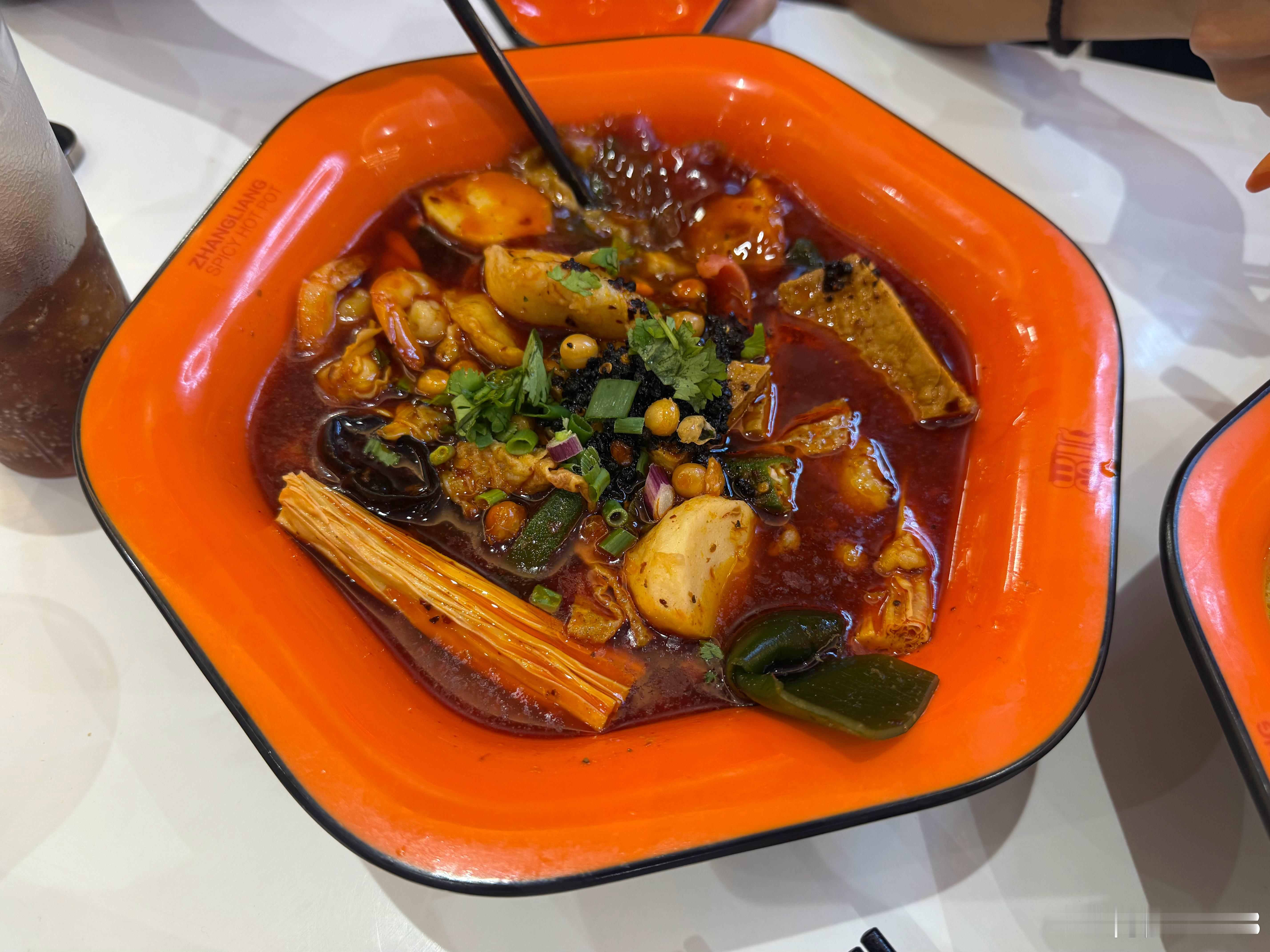 来到新加坡第一顿吃的麻辣烫，吃到一口家乡味，一天的疲劳烟消云散，这样一份外加两瓶