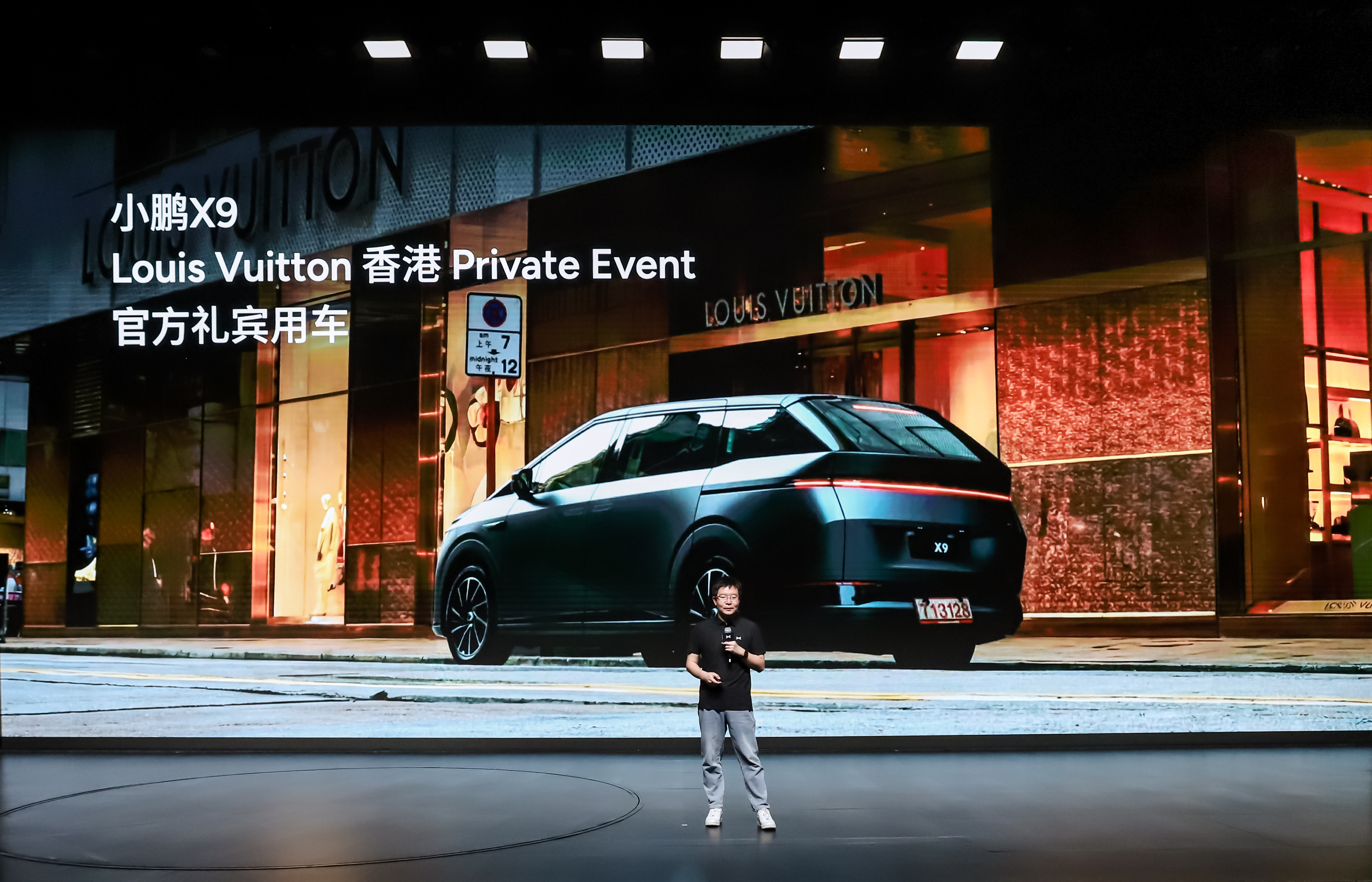 传统MPV方盒子形象与追求个性、热爱探索的年轻人格格不入，而小鹏X9超级增程星舰