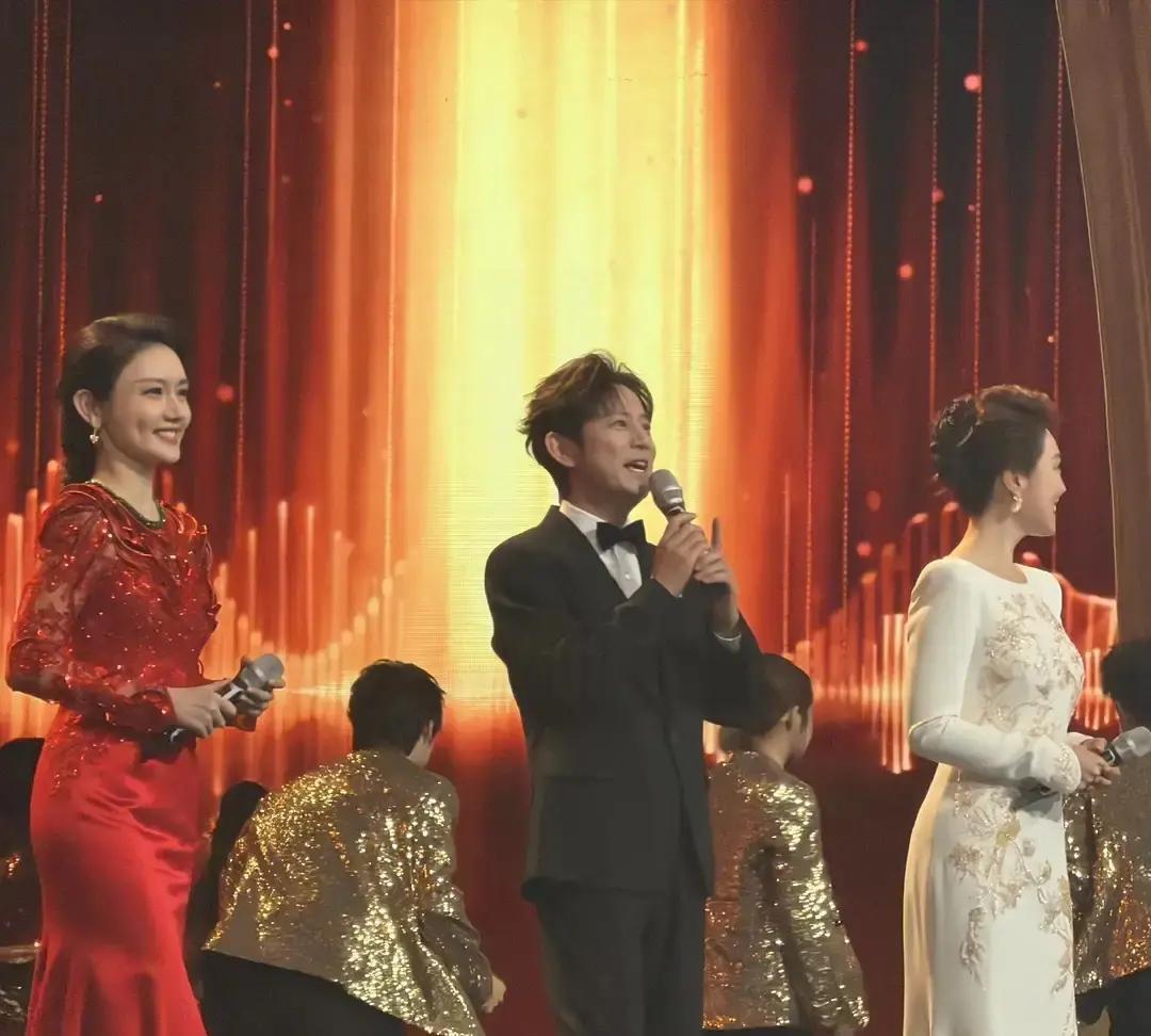 看到何炅站在金声奖颁奖礼上，我意识到一件事：最精密的仪器，今晚关机了。没有