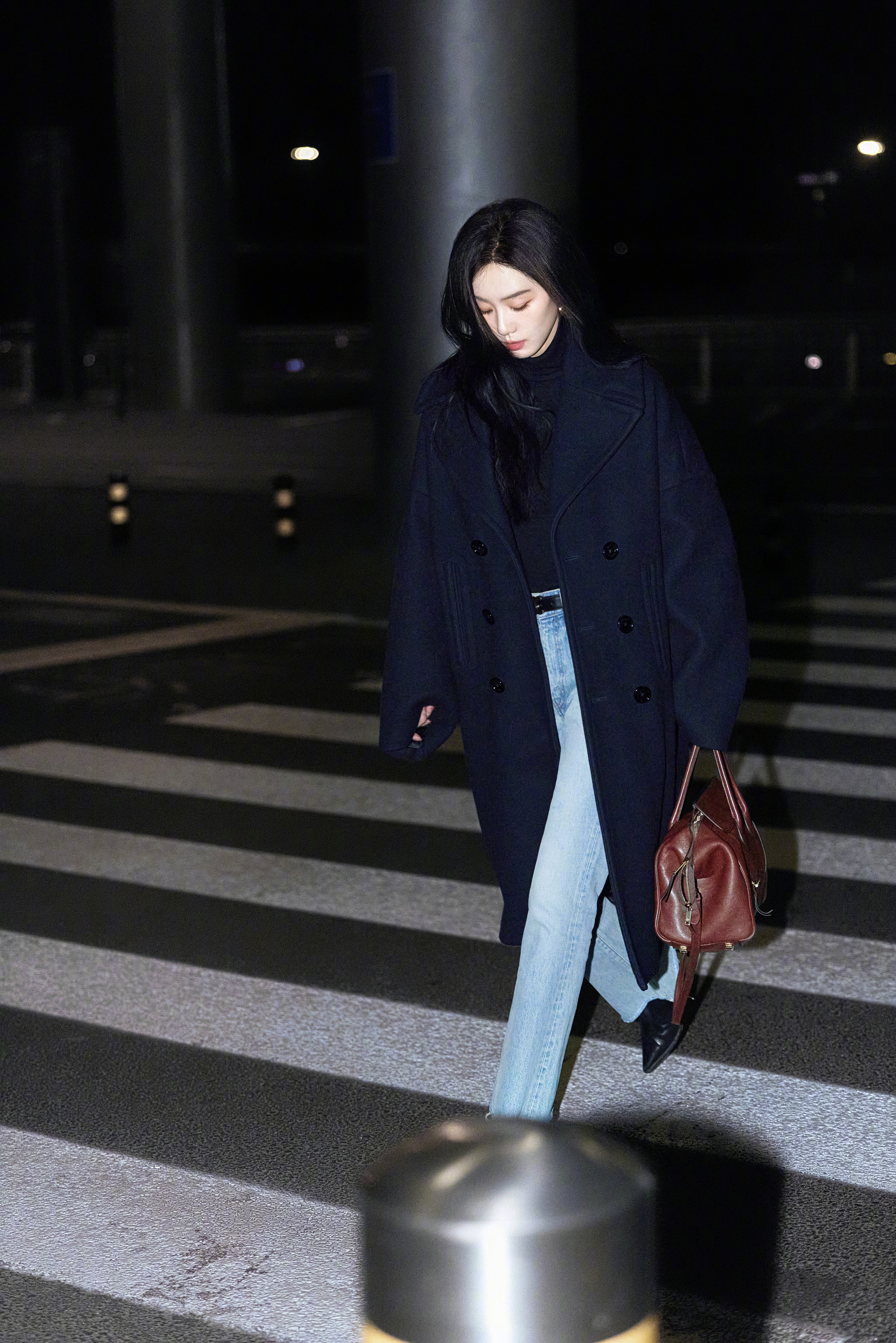 刘诗诗身穿Celine海军蓝大衣和喇叭牛仔裤👖，配搭TRIOMPHE15太阳