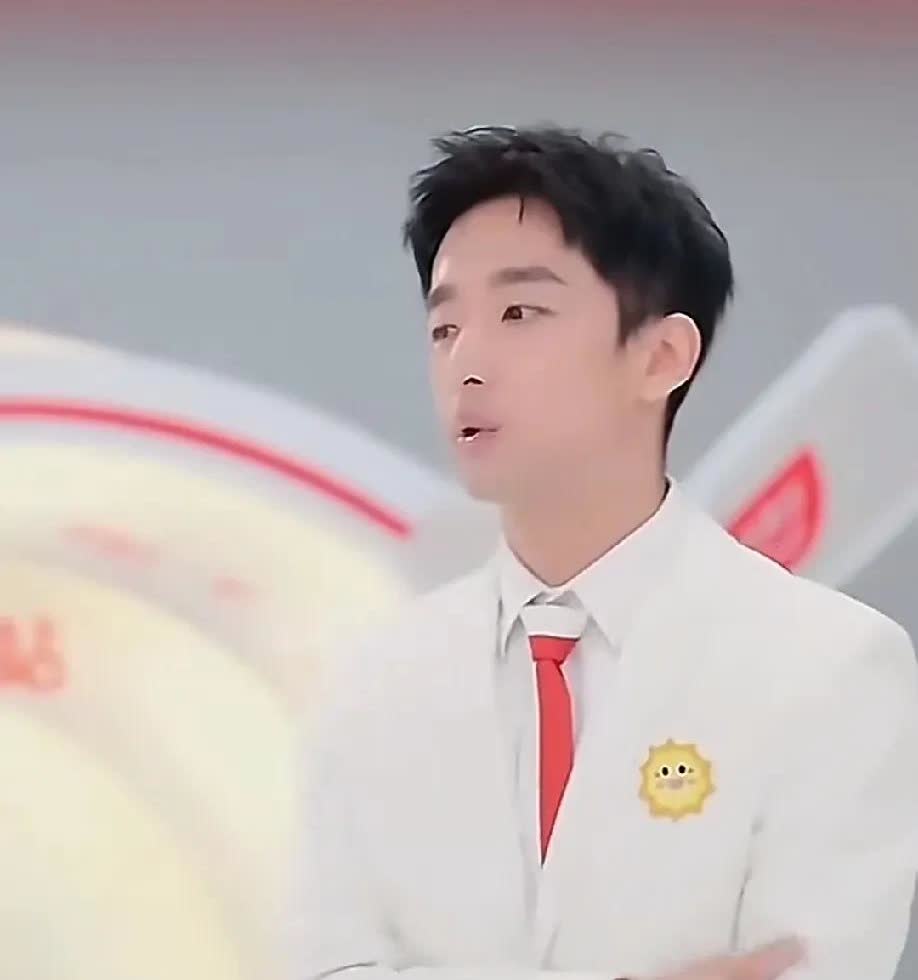 原来莎莎自己也知道，大家都称呼她为小太阳。主持人问莎莎：很多人在生活中称呼你