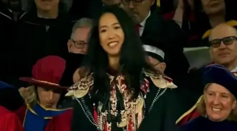 这都批评？连续看到好几篇批评一位中国女毕业生在哈佛大学演讲的文章。千人千面，