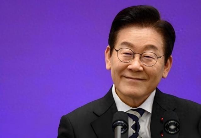 演习还在搞，特朗普就骂开了。说美军天天在韩国烧钱，韩国人却不肯伸手帮一把。这话说