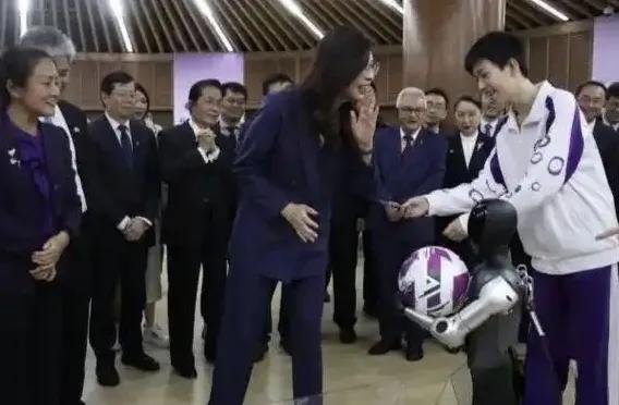 郑丽文太让人肃然起敬了！就在她参观访问清华附中的时候，她非常激动，竟然突然决