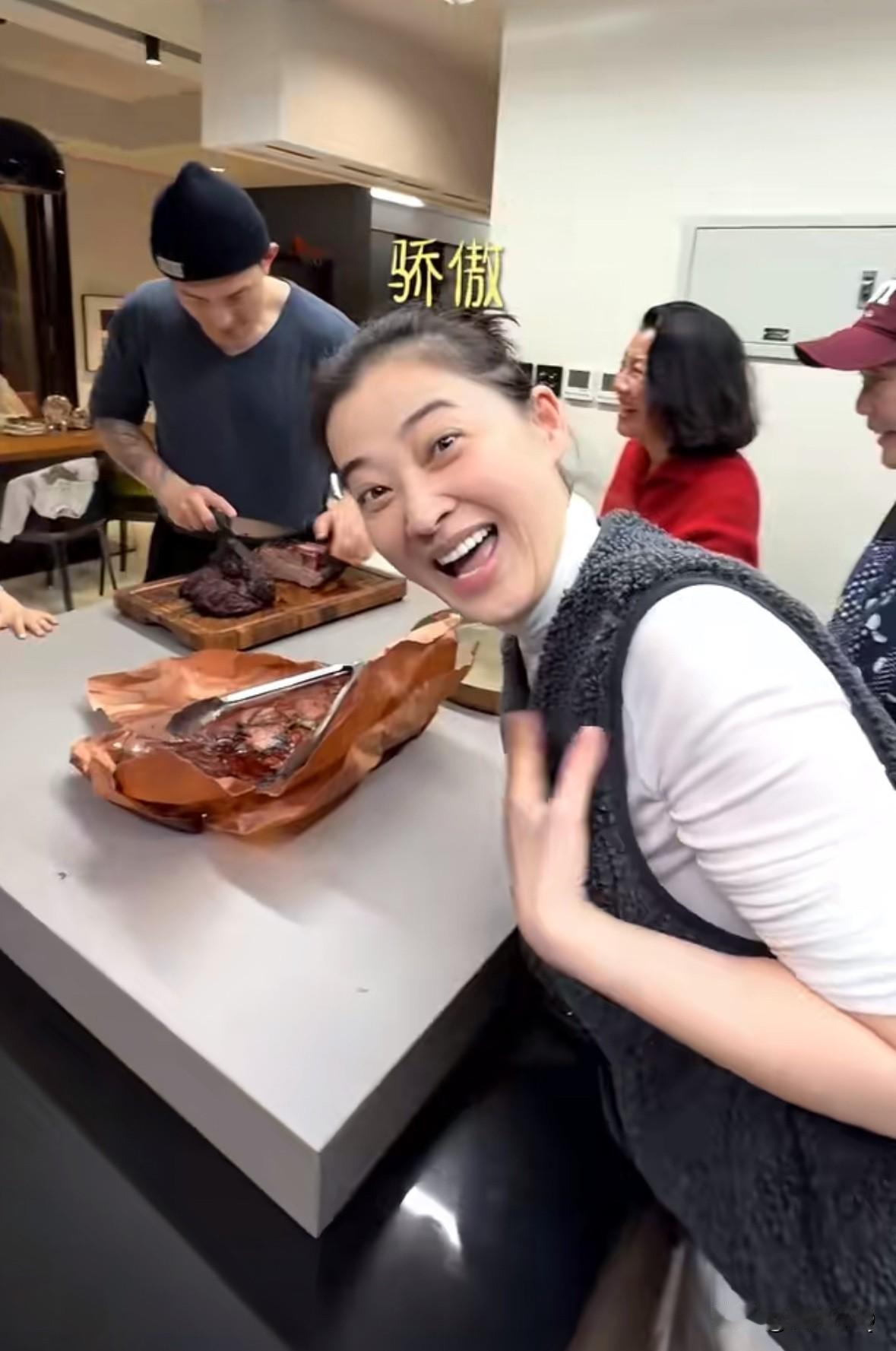 没想到梅婷老公曾剑纹了个花臂，拉进一个纹了个大相机。曾剑毕业于北京电影学院摄影系