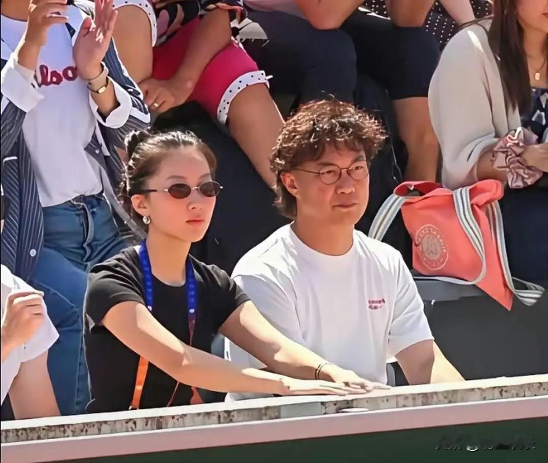 陈奕迅贴心陪女儿去看其男友比赛啦！他打扮休闲大方，烫了棕色卷微头发；现场，他女