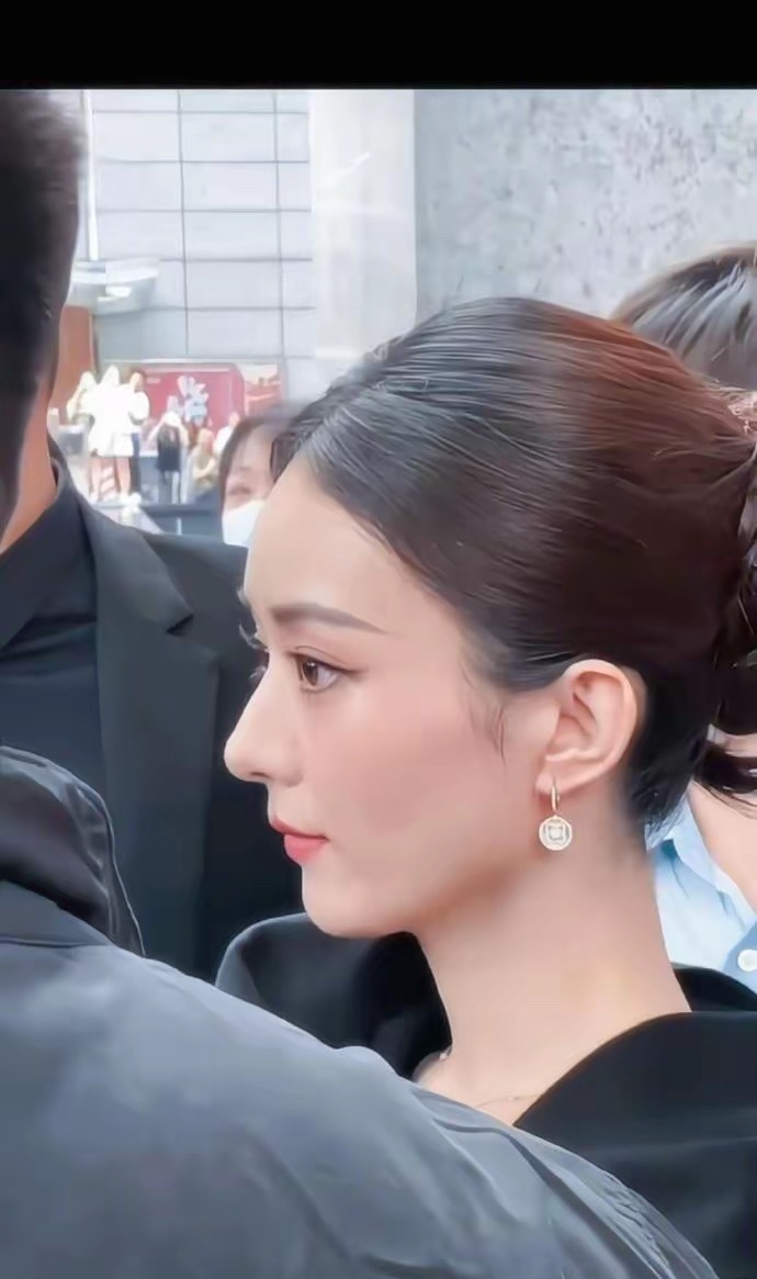 赵丽颖的鼻子也是很多人的整形模版，她的鼻子山根虽然不高，但鼻尖挺拔、鼻小柱基底饱