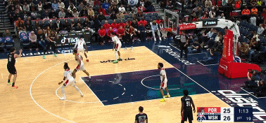 乐福你是真的独啊这个球瀚森外线给乐福手递手挡拆后顺下，瀚森已经跑出了非常好的空