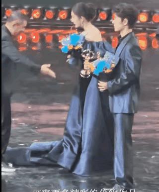 红毯上，一个男人，踢了女人的裙子。三次。第一次，皮鞋尖儿探出去，精准地，像弹