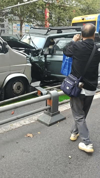 惊悚一刻，10月17日上午10:28分许，事发成都市草市街，51岁女子林某某驾驶