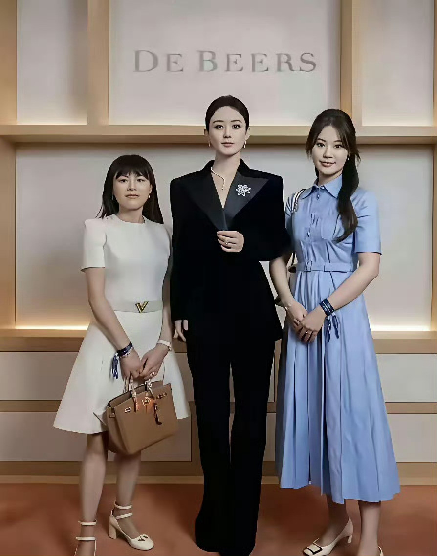 一直以为赵丽颖和周冬雨挺娇小的，和素人合照才发现，竟然高出来这么多