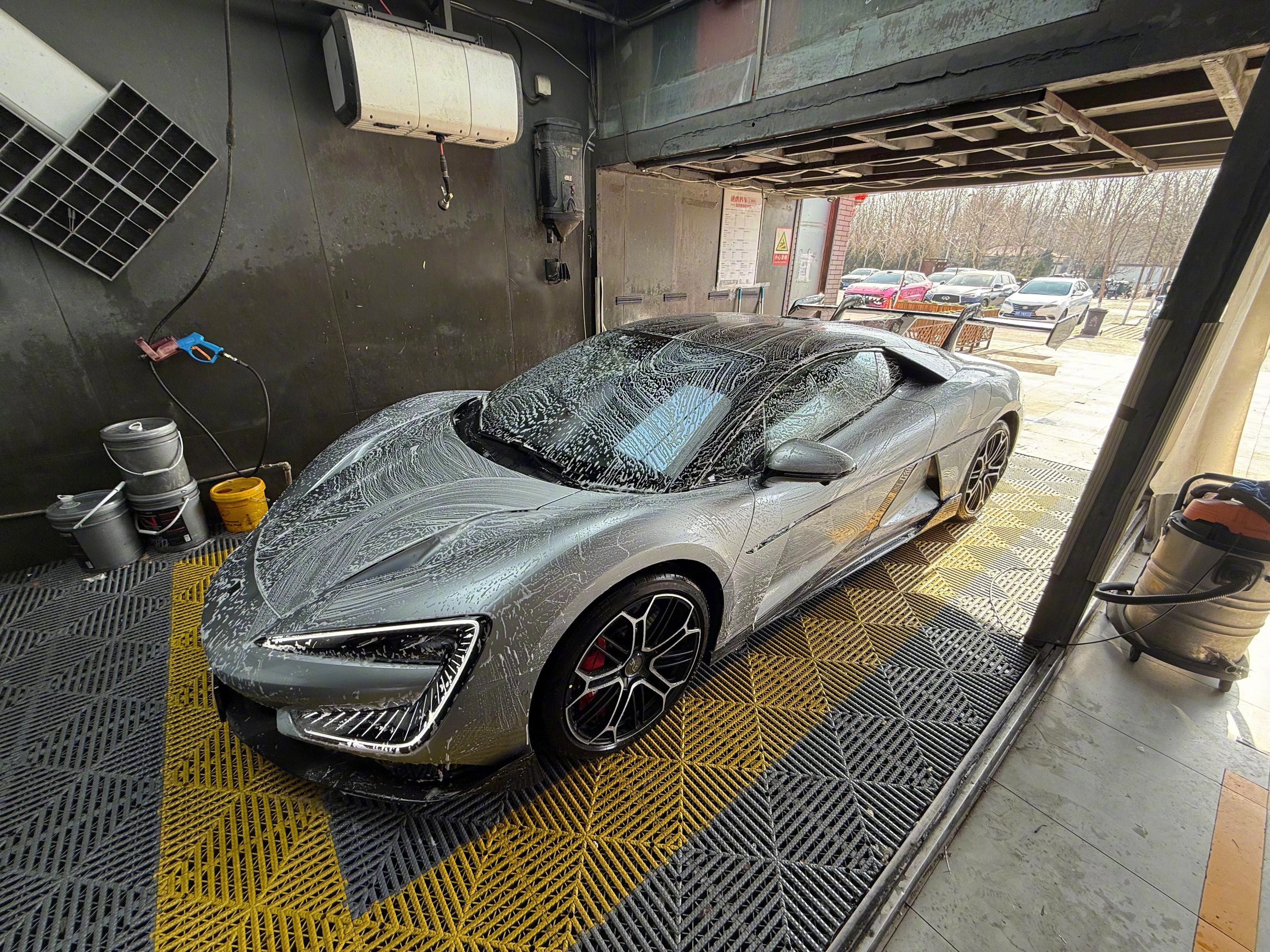 这两天准备陆续把常开的车都洗干净准备过年，跑了好几个地方，普通洗车有收我200的