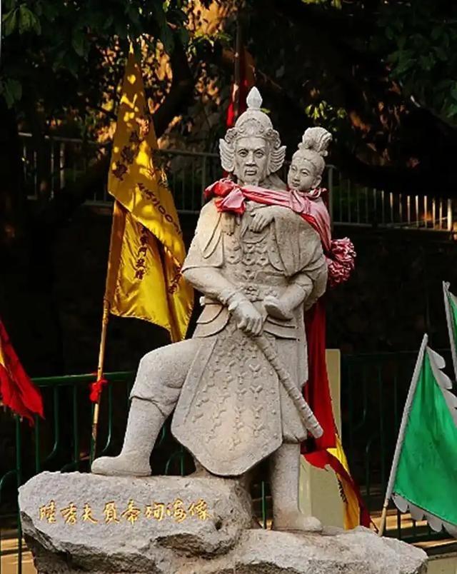 1279年，陆秀夫背起8岁的小皇帝，问道：大势已去，陛下可愿与我跳海殉国？来保我