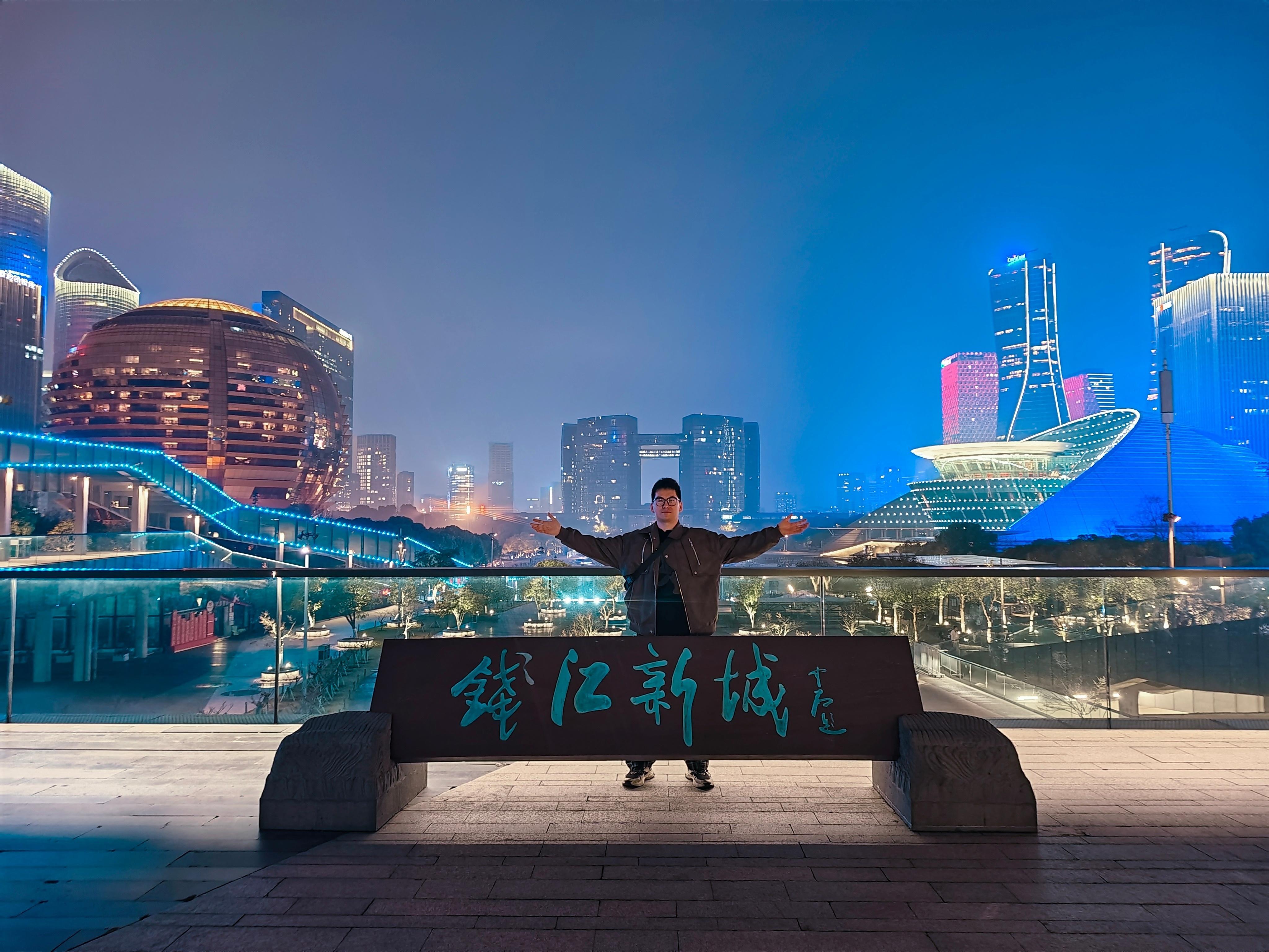 打卡杭州钱江新城，城市天际线夜景，这里越来越有上海魔都的感觉了，感觉杭州这十年前