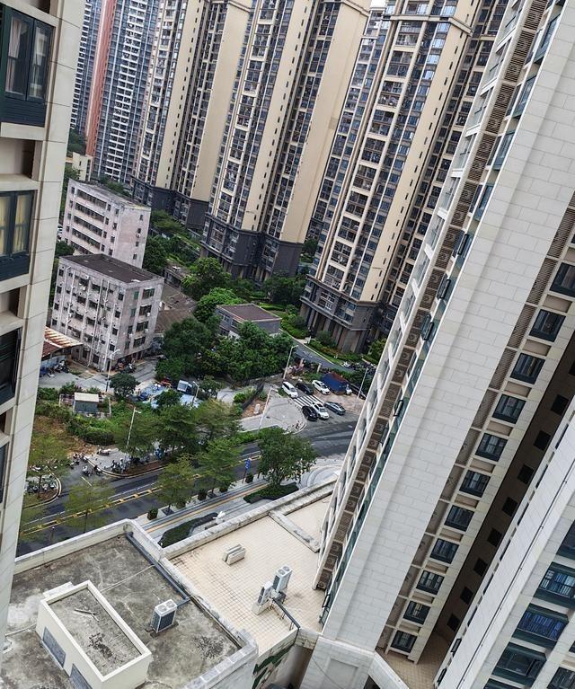 那天晚上快九点我才下班，雨下得正大，发现末班车早就开走了。我只好给老公打电话让他