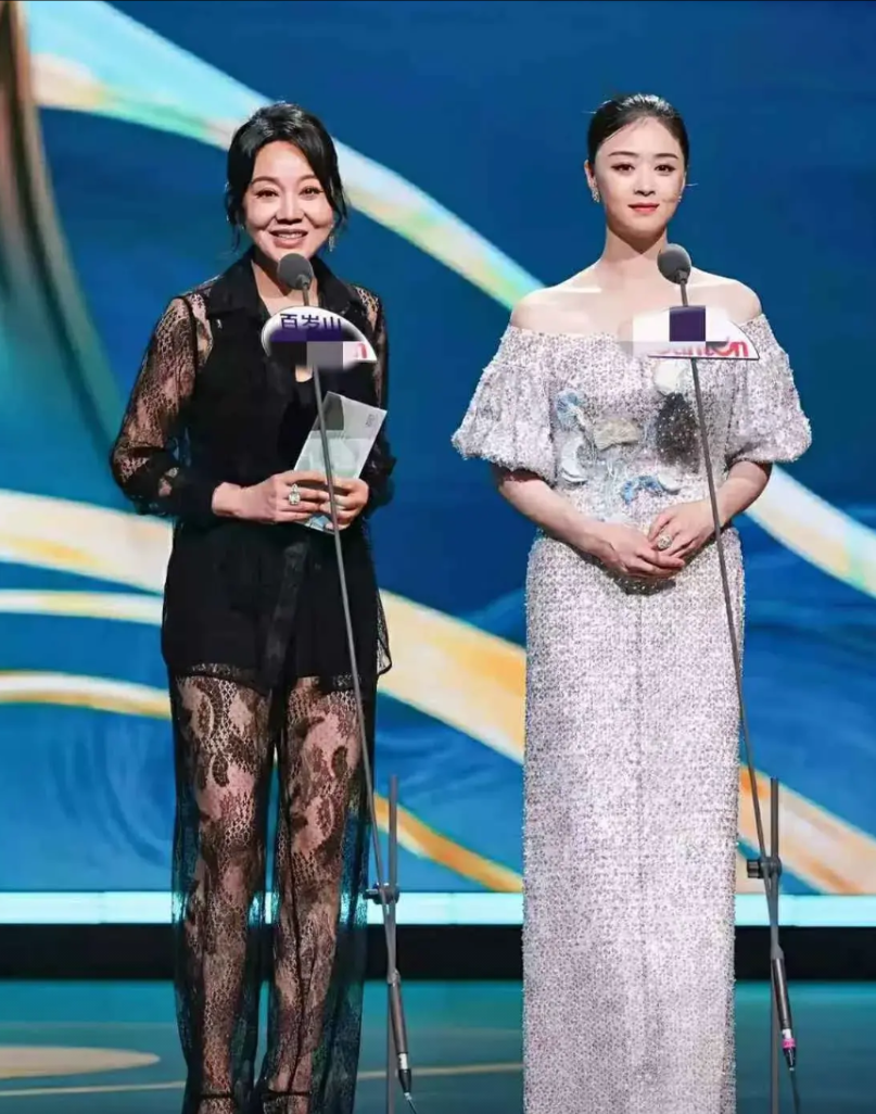 这次的白玉兰现场，闫妮和蒋欣同框，他们俩给所有女生上了一课，穿搭真的很重