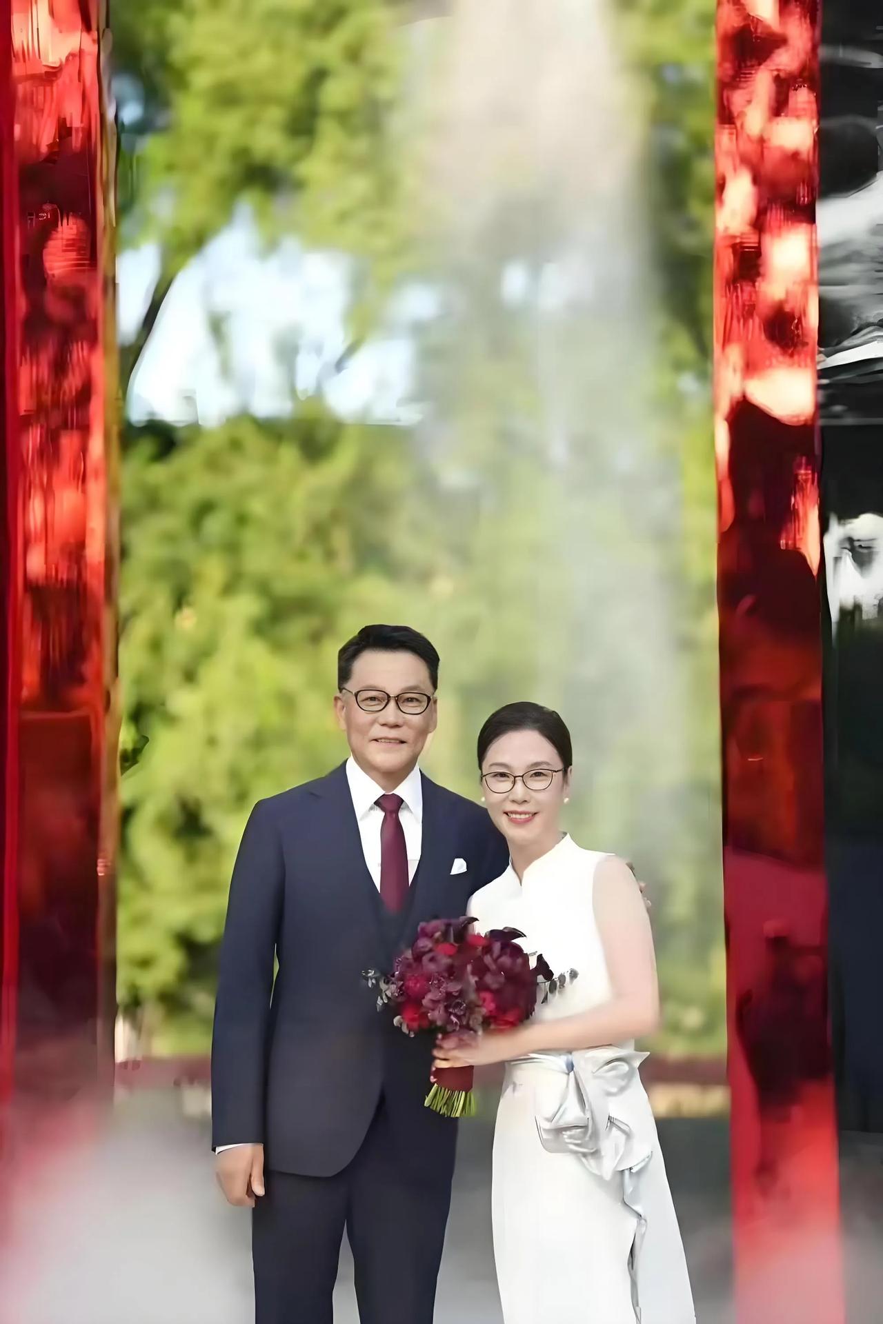 李国庆二婚了，主题是“依然相信爱情”，这……怎么看都有点作秀的味儿[狗头]，难怪