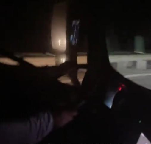 “值得点赞！”2025年5月30日深夜，老张夫妇驾驶满载水果的货车，行驶