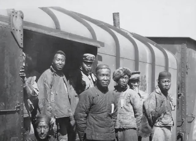 1917年，十多万山东壮丁被哄骗前往法国矿区，落地后却无煤可挖，法国寡妇们的惊人