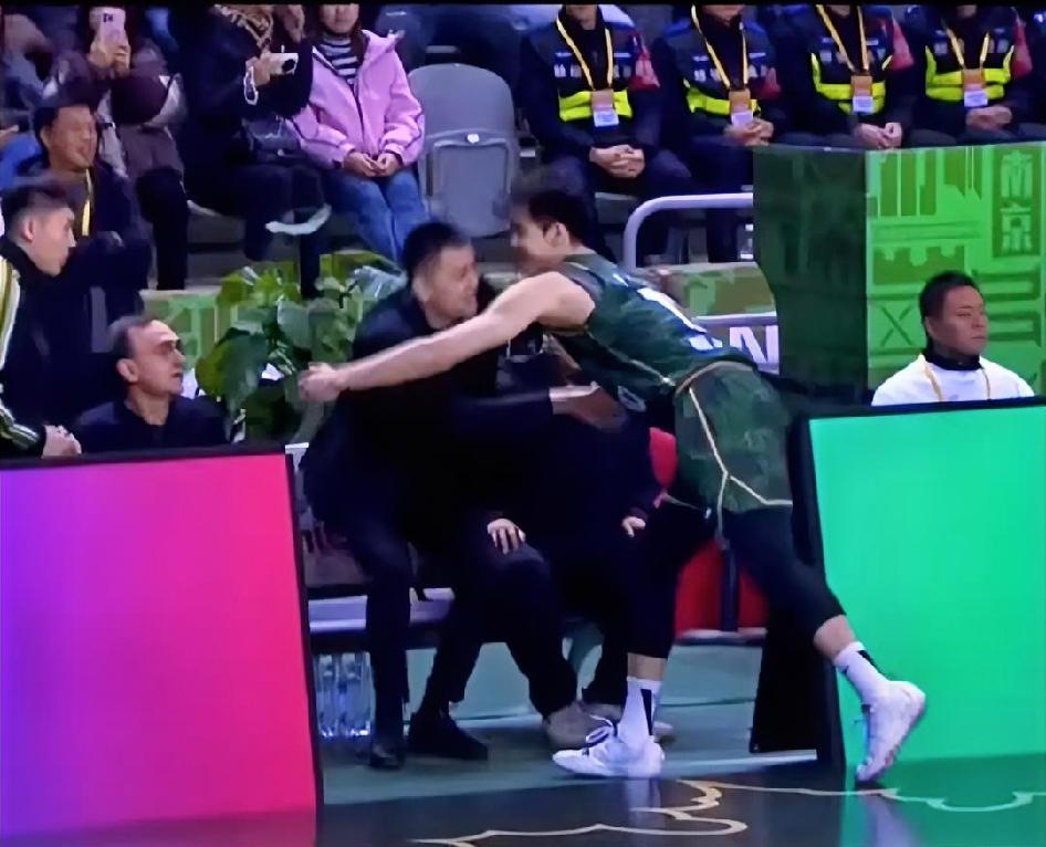 兄弟们！好消息又来了！据知名网络媒体人“二哥调侃”直播曝料：辽宁队前主教练杨鸣下