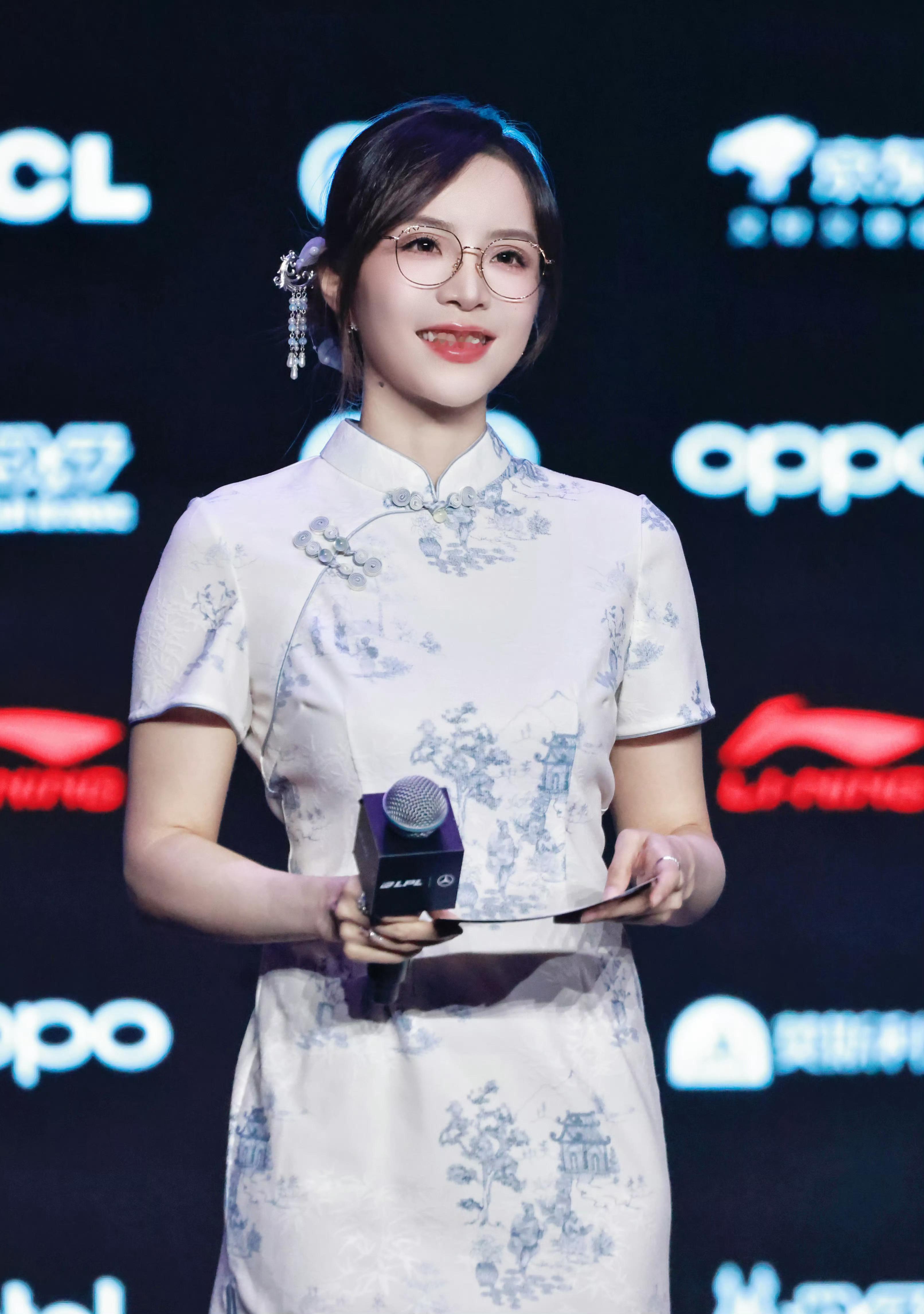 余霜2025lpl第三赛段旗袍造型太美辣​​​
