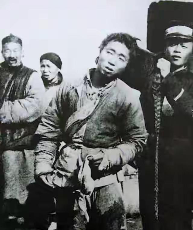 世修降表：孔府在辛亥革命后何时剪辫子初期抗拒辛亥革命后，民国政府颁布剪辫令，