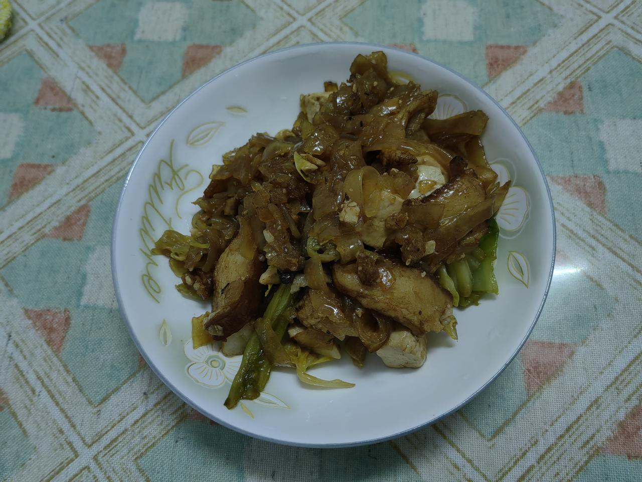 今天中午闺女单位不怎么忙，11点就回家了，说有一家烤鱼做的非常好吃，要带我出去吃