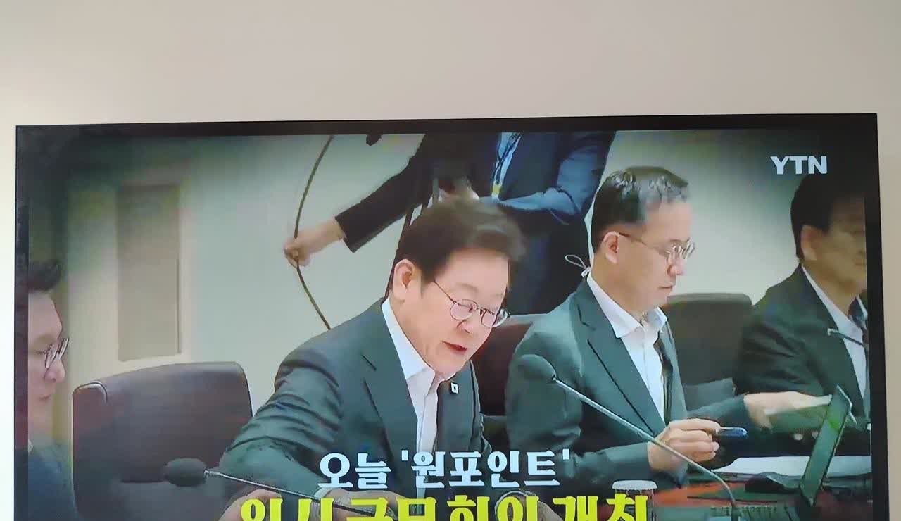 今天下午，李在明将召开临时国务会议，紧急讨论曹国等特赦名单。本来是明天要讨论