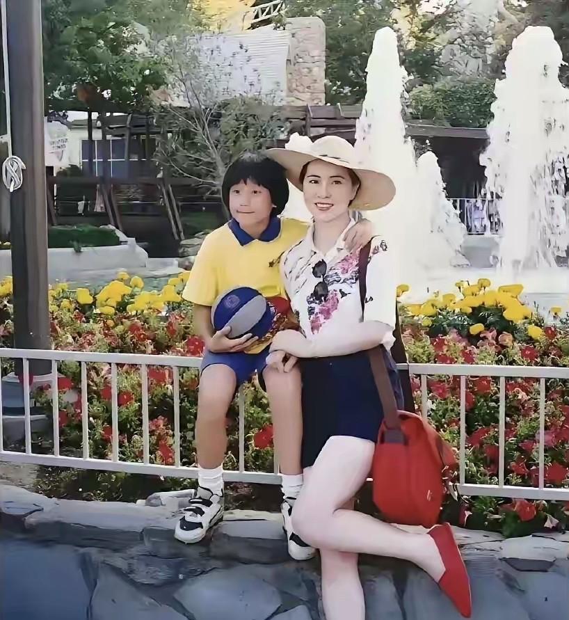 这是90年代的林凤娇，她的颜值比林青霞和朱琳还要好看，皮肤白嫩的都可以掐出水来。