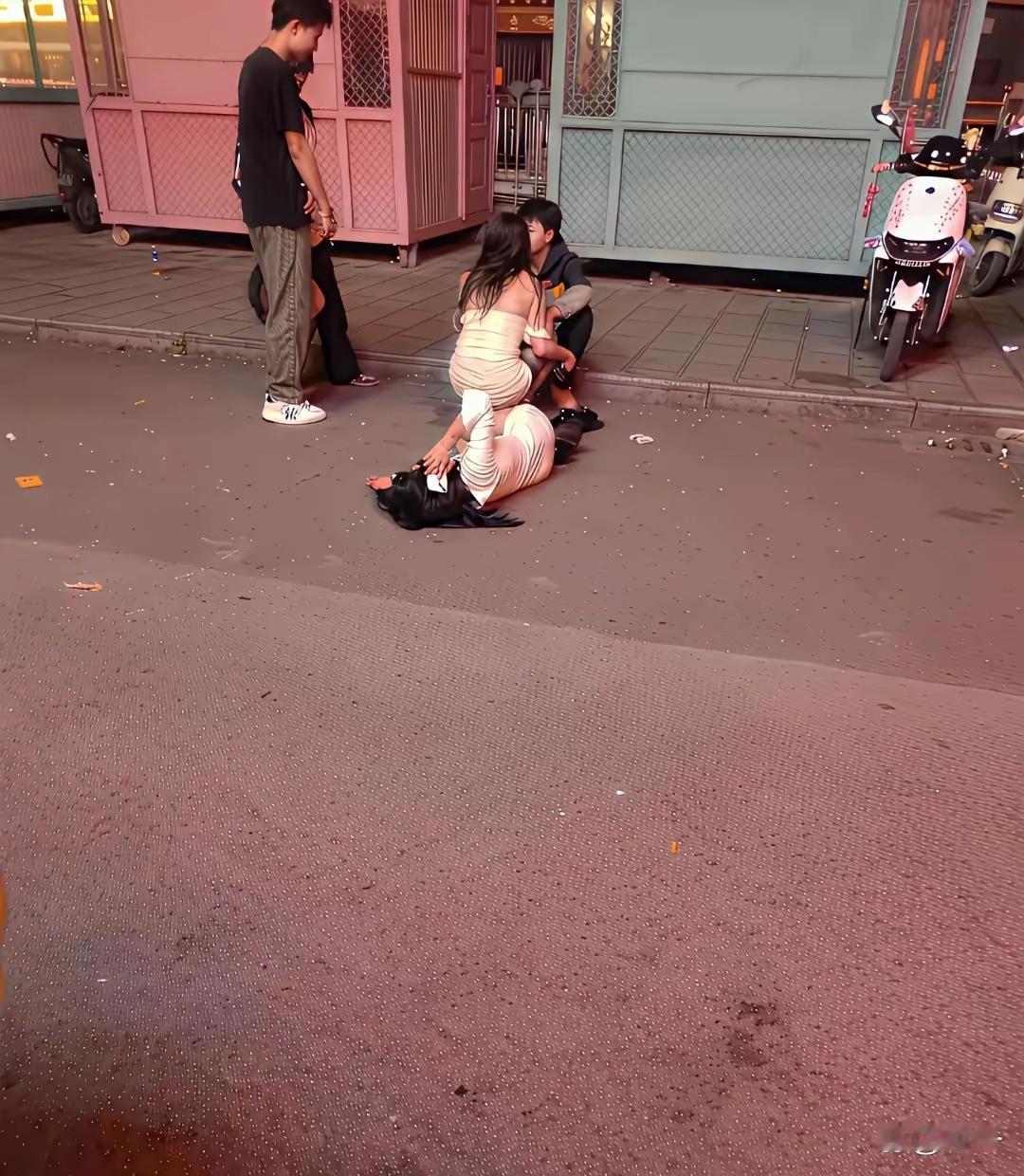 现在这小孩儿们可怎么办啊，一个个稚嫩的脸，哎……