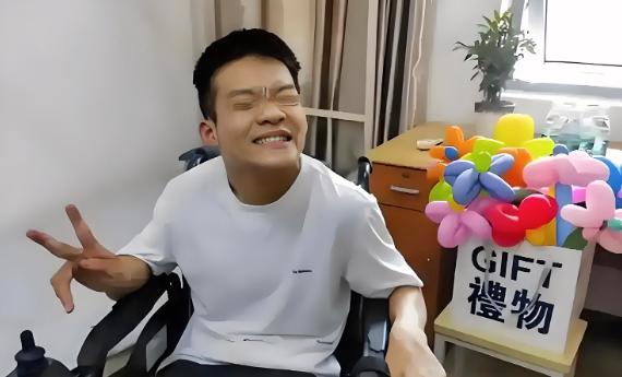 云南一老人为了抱孙子，给脑瘫儿子娶媳妇，谁料，生下两个娃后，他却哭着说：“我真后