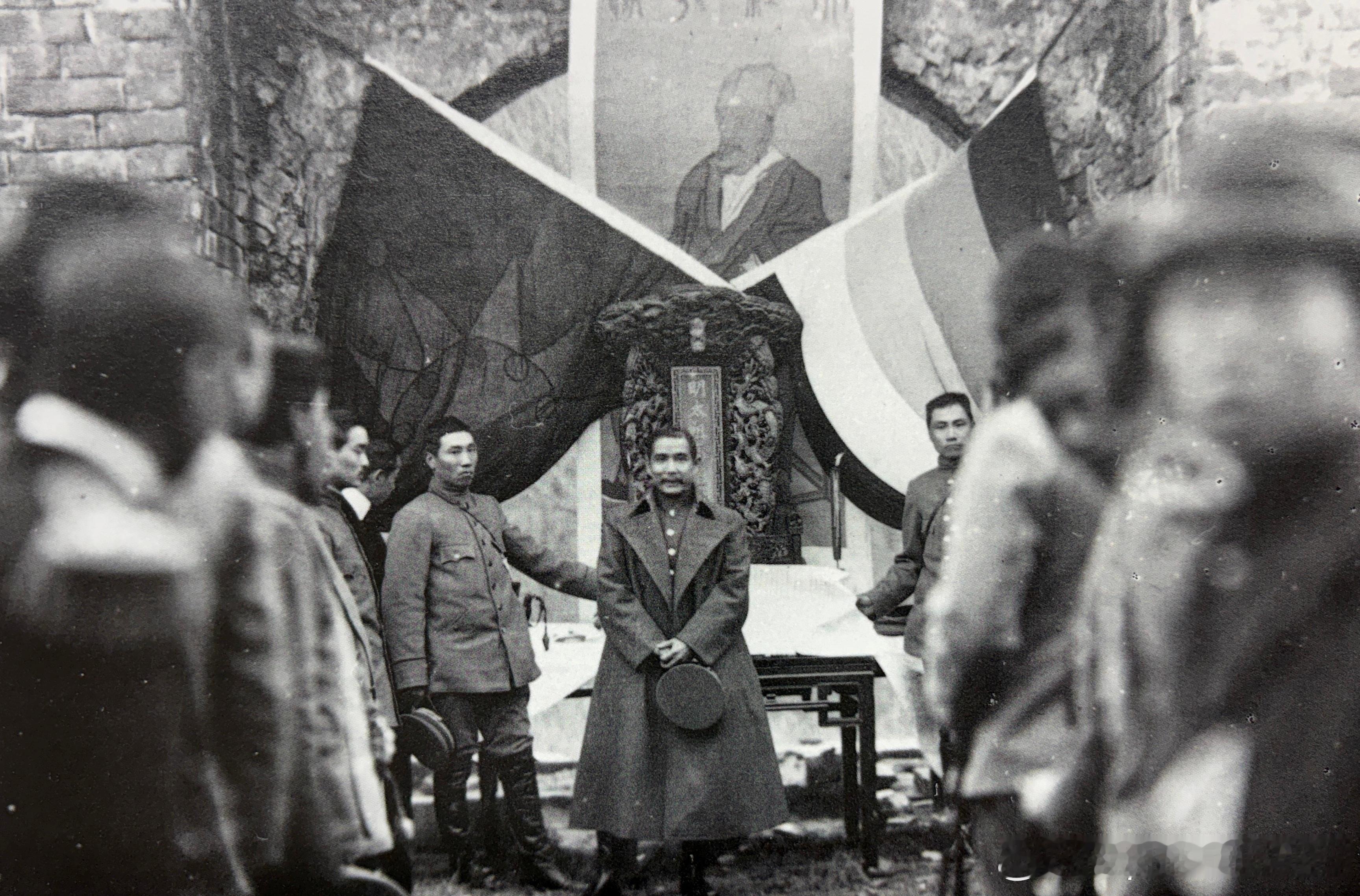 1912年2月15日已经提出辞呈咨文的孙中山率文武官员祭明孝陵。图1祭陵时与