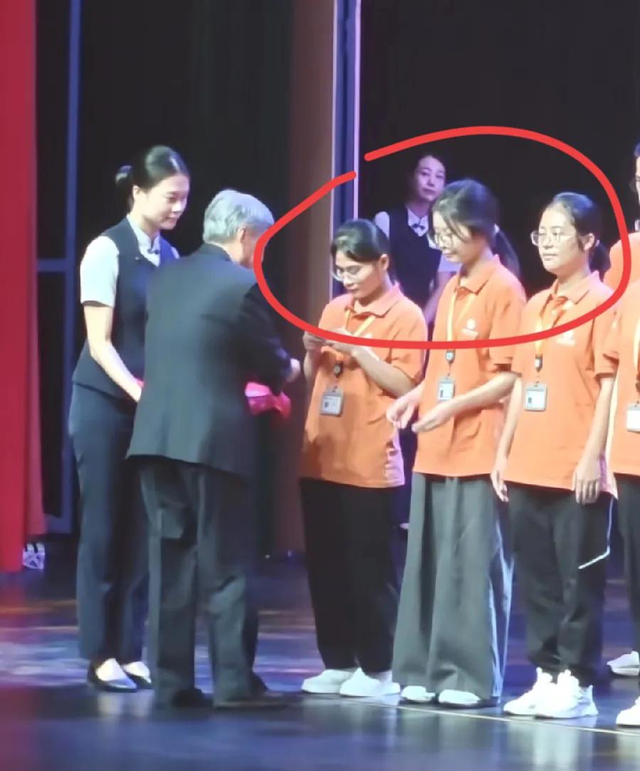 福耀科技大学首届6位女生！舆论应该给她们更多关注，很多掌声！开学典礼，站在台上合