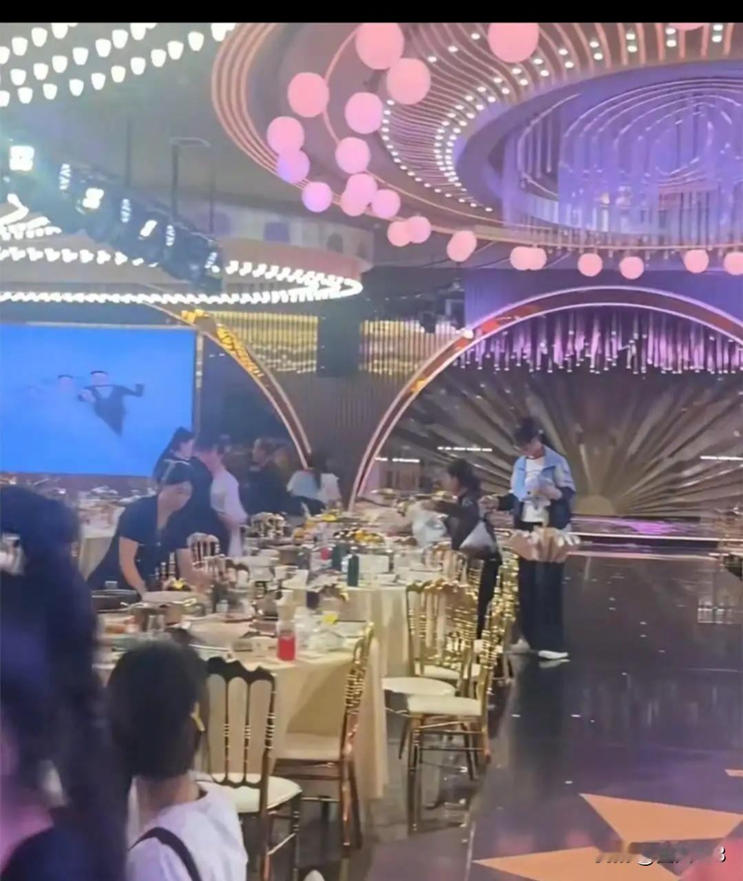 新娘半小时换装回来，22桌宾客基本都走空了。这场婚礼堪称现实版的社死现场。撕开