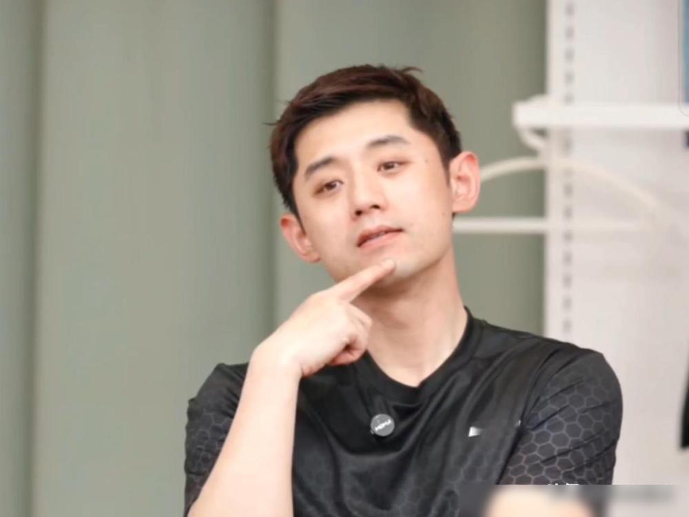 张继科直播：罕见辟谣3件事。不回国乒当教练。张继科明确表示，目前没有