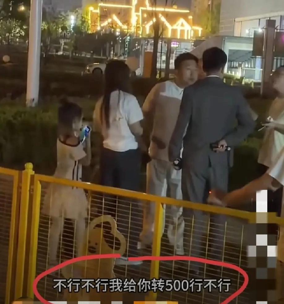 小孩在路边撒尿，女子的狗跑过去被尿了，女子找到小孩家长要求去宠物店洗澡。家长不愿