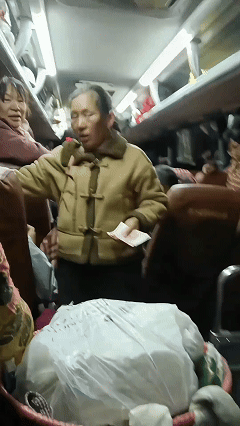 “必须曝光这位老板娘！”青海格尔木，一辆准备出发的长途客车上，一群摘完枸杞的务工