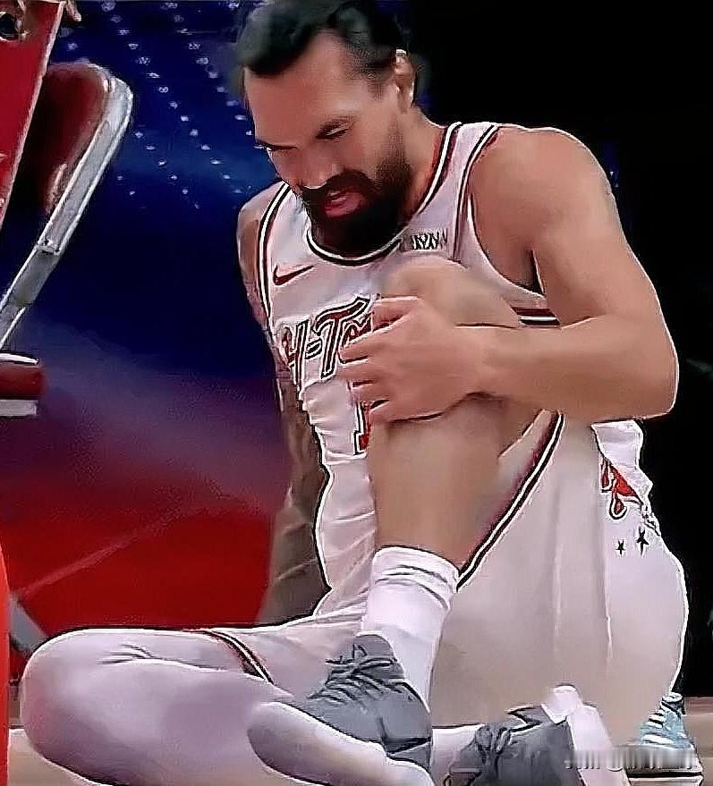 火箭篮板痴汉亚当斯倒下了！在今日火箭对阵鹈鹕的末节比赛中，亚当斯抢篮板落地膝