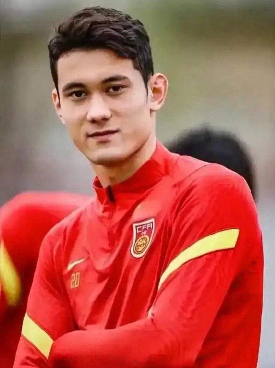 昨晚仔细看完对日本队上半场才明白为啥0比2不是因为兄弟们不努力，也不是因为对手强