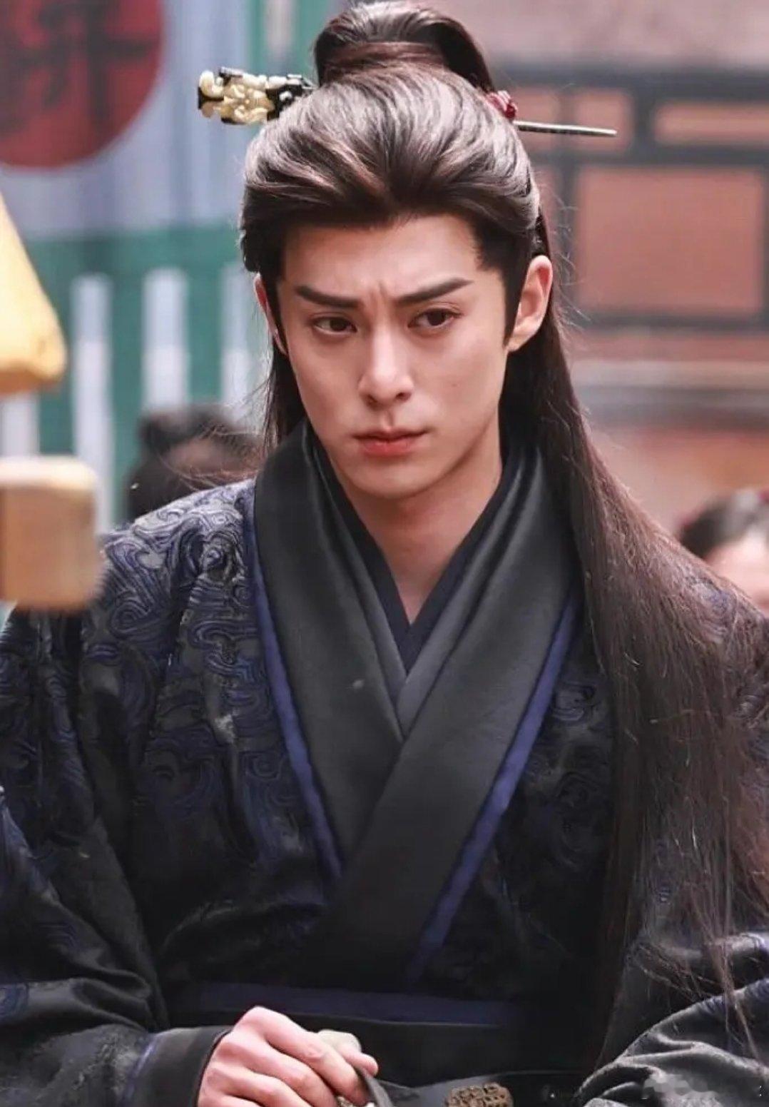 感觉王鹤棣这剧真是越拍越往老拍啊衣服配色也老😅老一块了