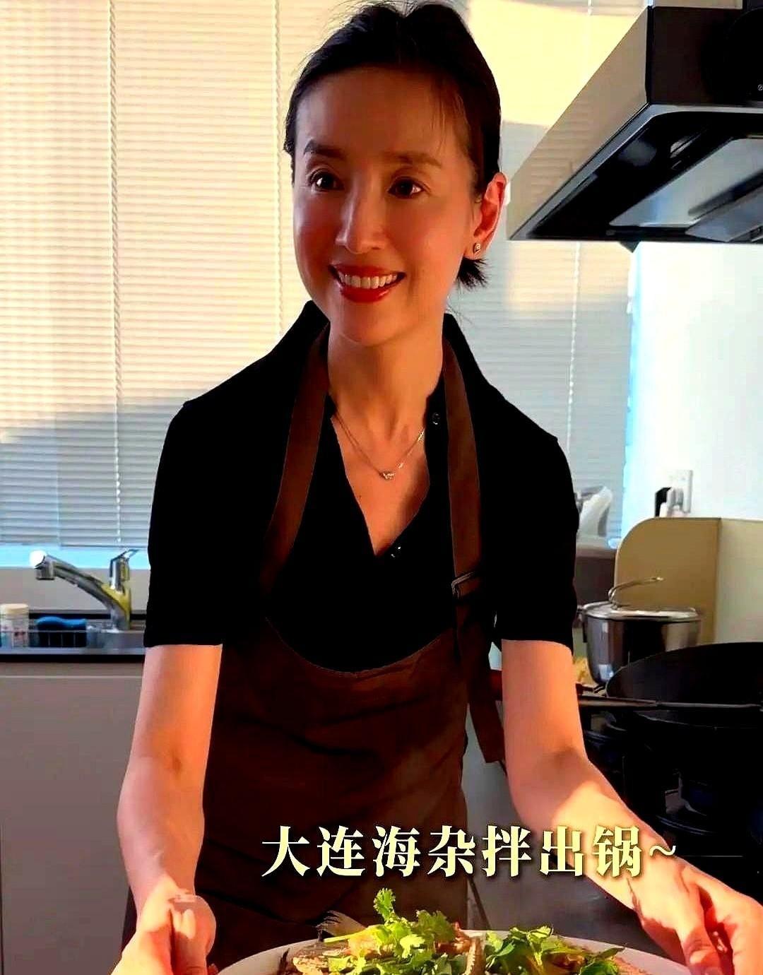 儿子那屋一空，当妈的直奔发小厨房蒸了一锅海鲜。这事儿看着是家事，扒开了揉碎了，