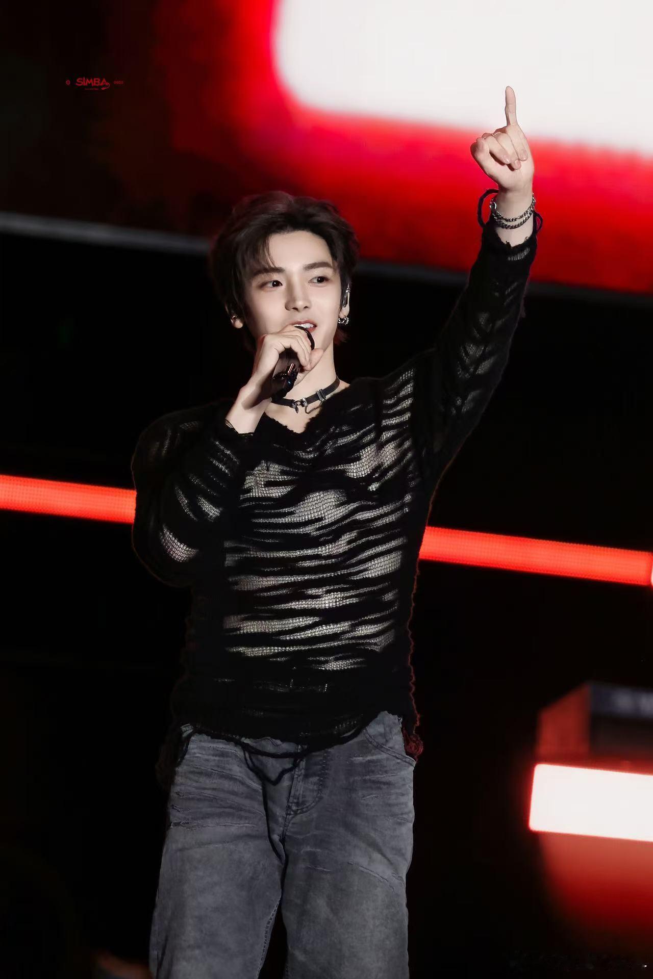 侯明昊简直是“撩”字典里的活广告，哪怕不说话，光是那份自然的帅气，就足够让人心动