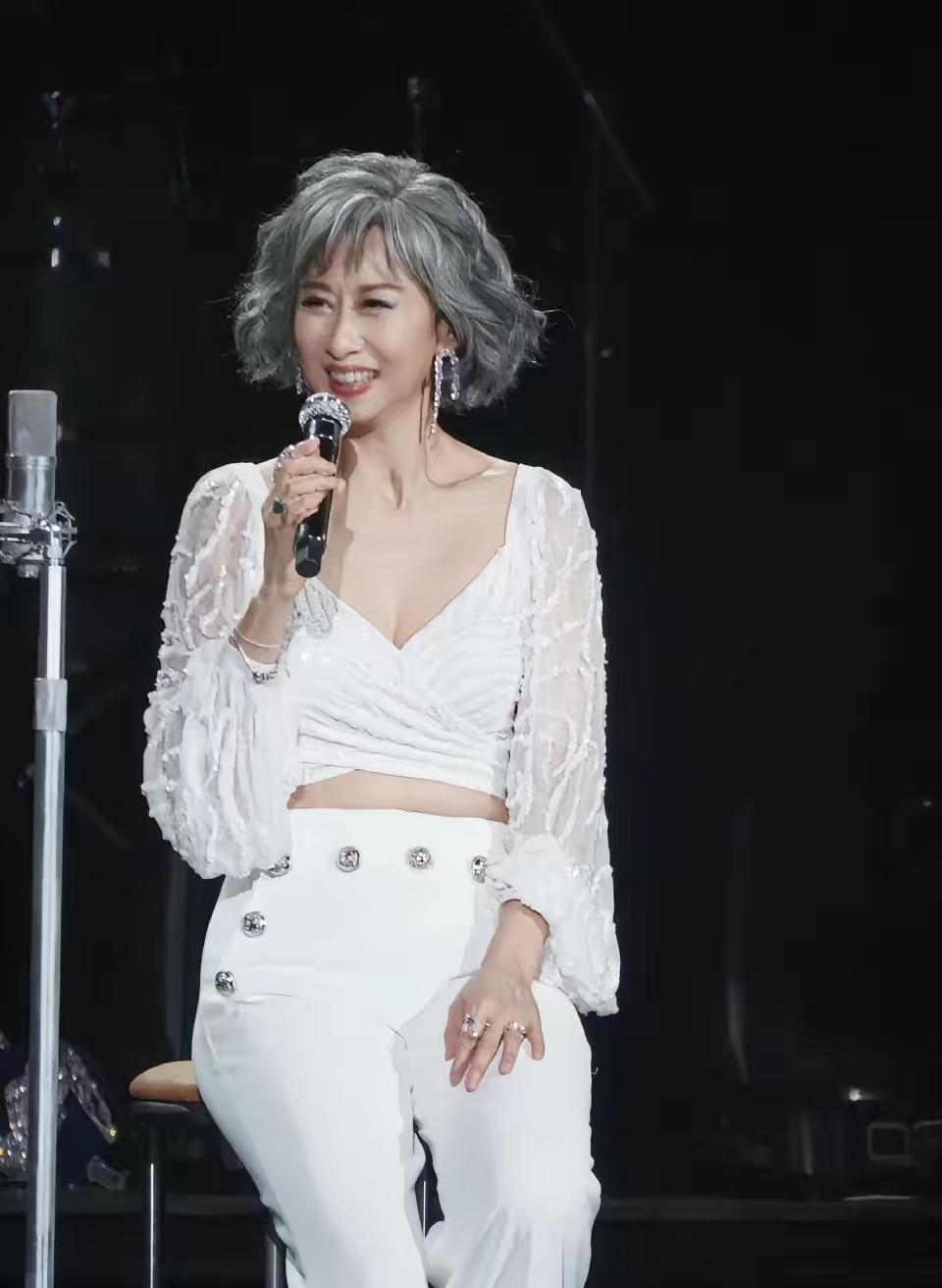 64岁的叶倩文；给所有的中年女性提了个醒；无论你条件多么好，多么有钱；也要保持