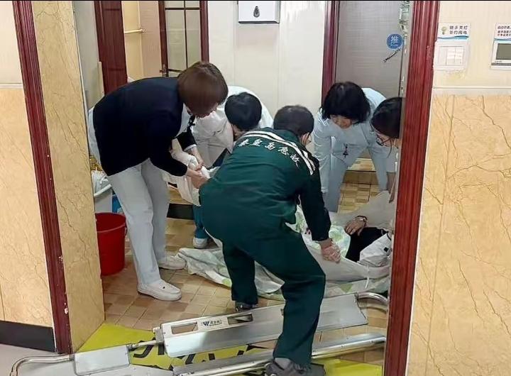 真的被秦皇岛这事儿惊到了！24岁宝妈陪大宝去医院输液，居然在厕所突然生了二胎，