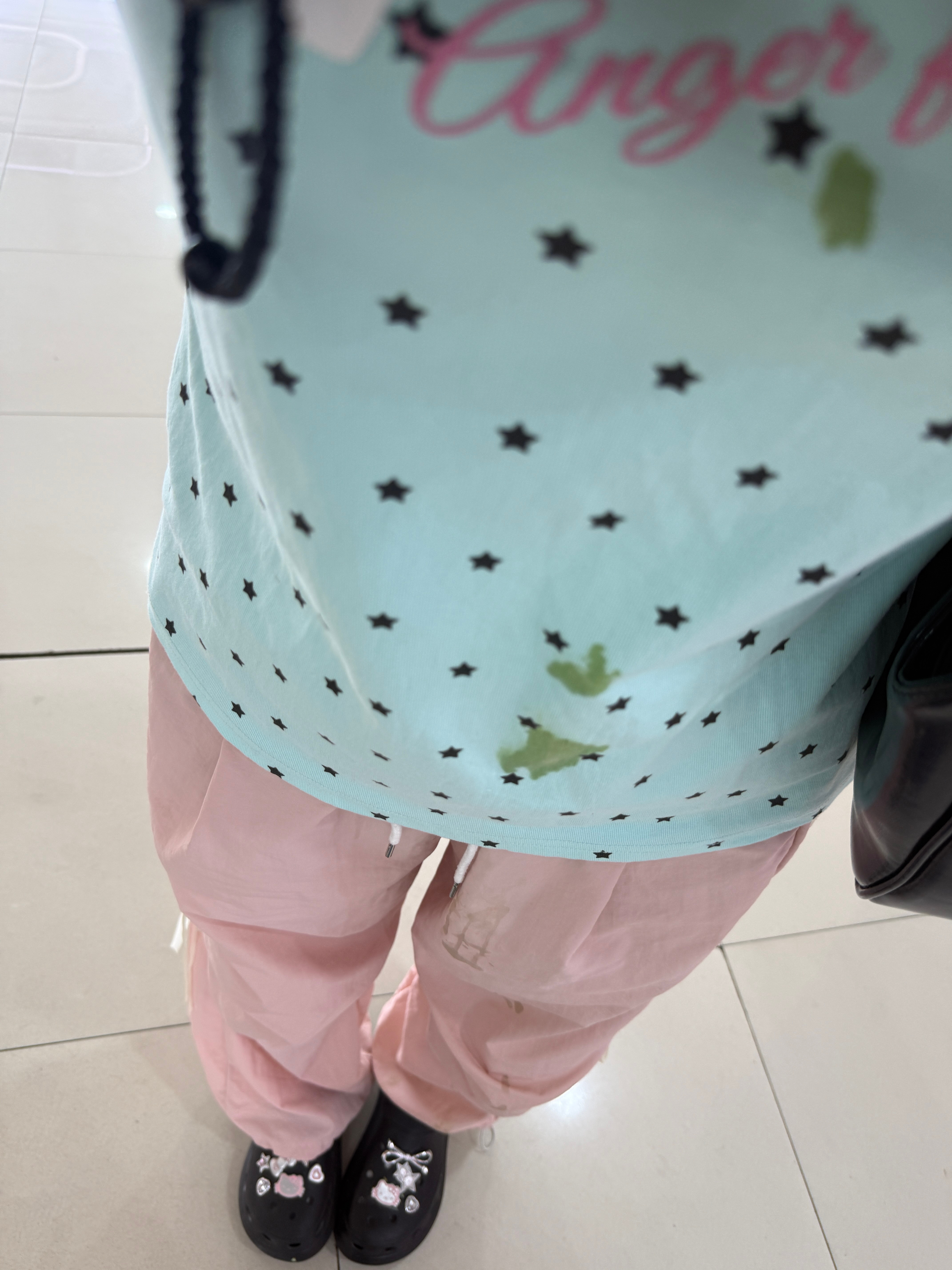 女孩子本身打算出门去泡泡玛特柜机买一只哭娃因为看到小红书说我们这边的还有所以就出