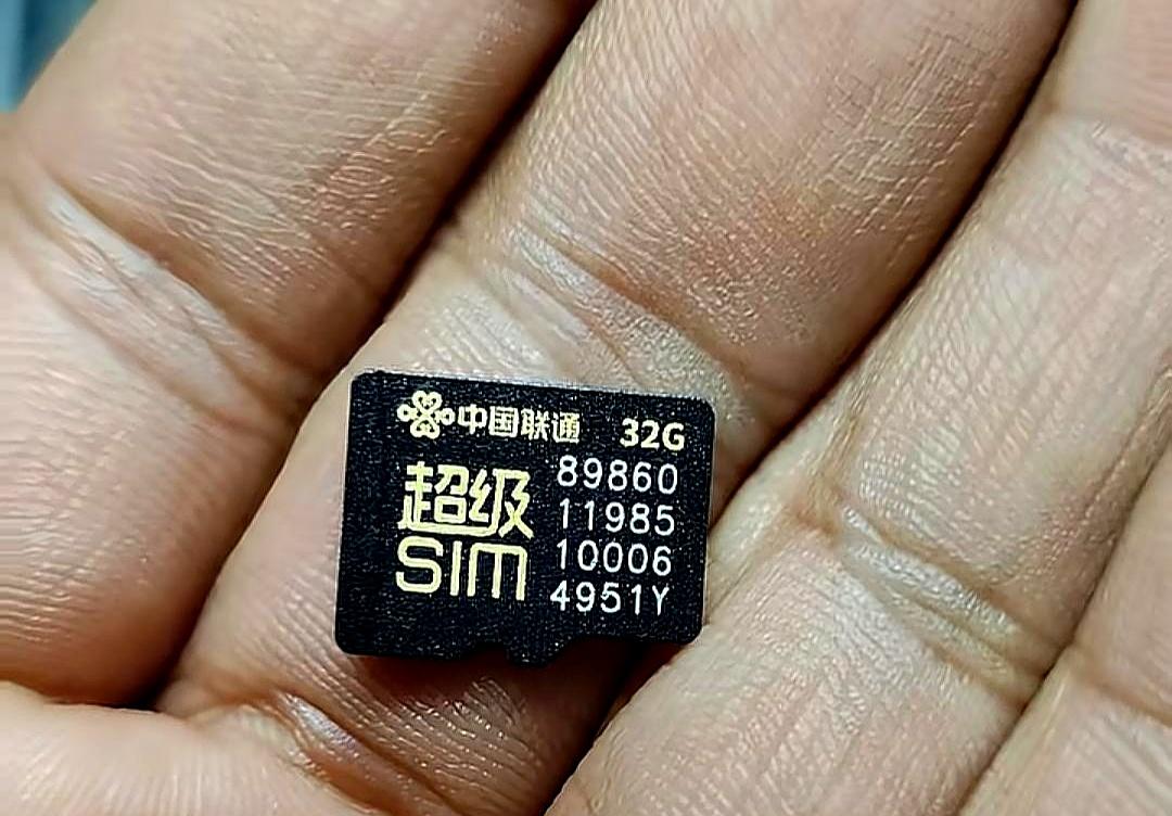 垃圾桶里翻出来一张卡，我真是头一回见这种东西。看着像是内存卡，可上面又带着SI
