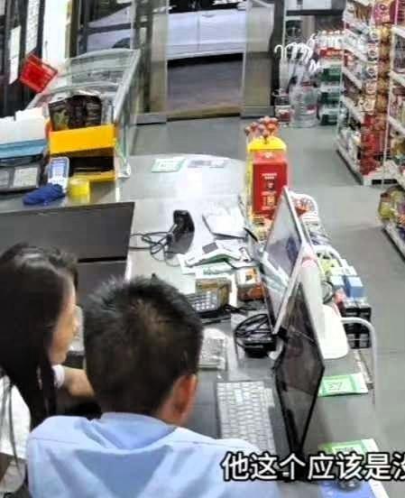 一女子在便利店购物，一男子打电话从其身后经过，女子感觉身后有异常，觉得被冒犯了，