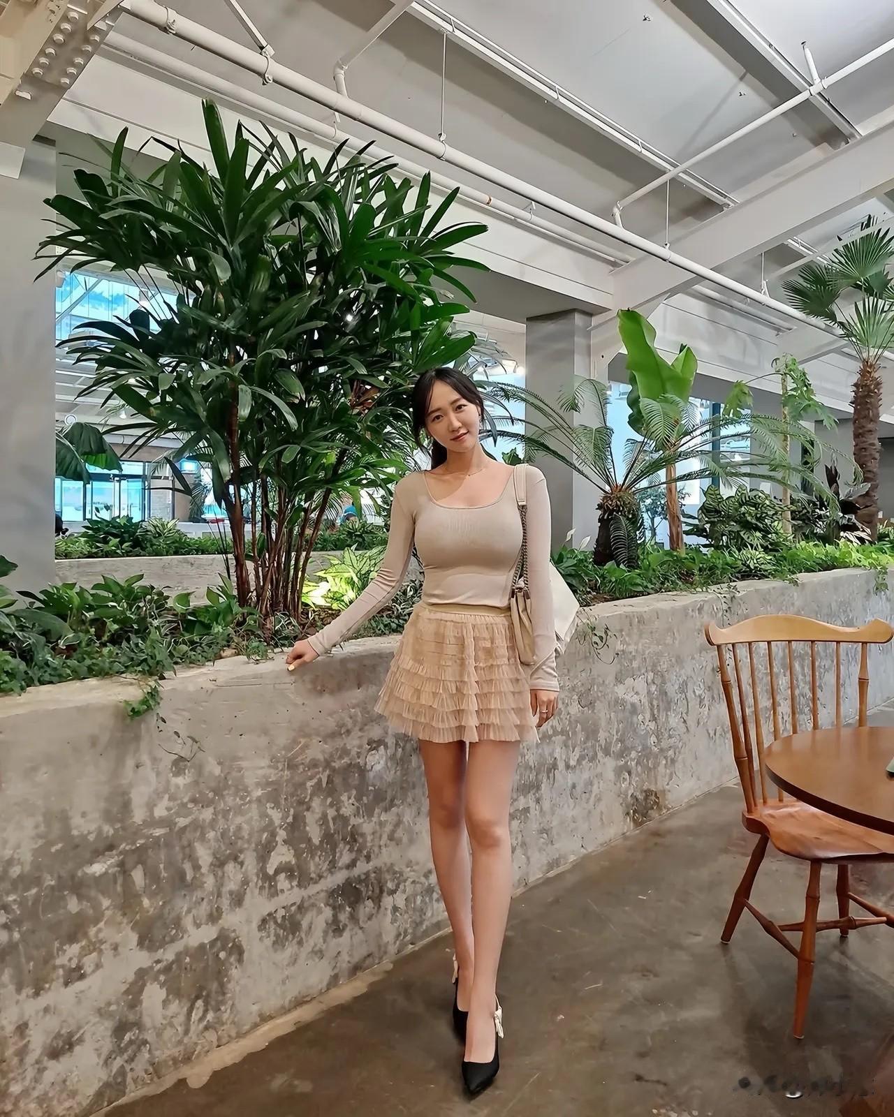 时尚少女在现代咖啡馆内，优雅地等待着。